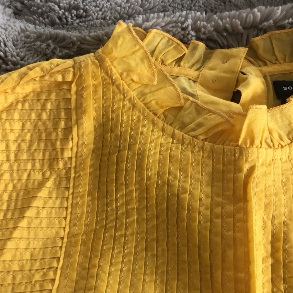 Beautiful, delicate peplum blouse with great details, buttons down the back - Picture 4 of 4